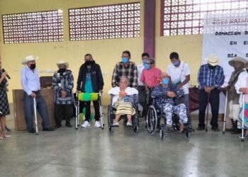 Mercedes Ramírez Roblero, realiza la entrega de Ayudas Funcionales en el marco de la celebración del Dia Del Abuelo.