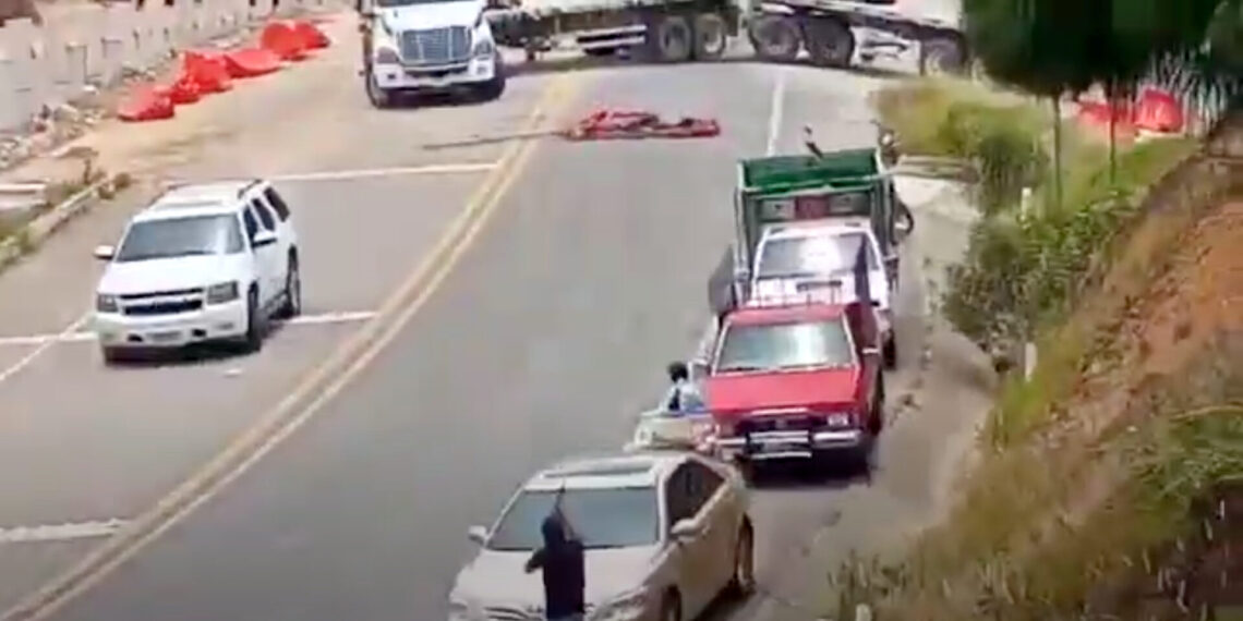 Manifestantes agreden con disparos de arma de fuego a elementos de la SSyPC