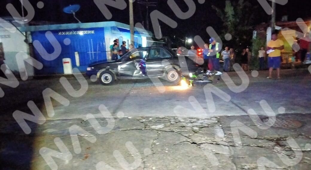 Motociclista se impacta contra automóvil en Cacahoatán