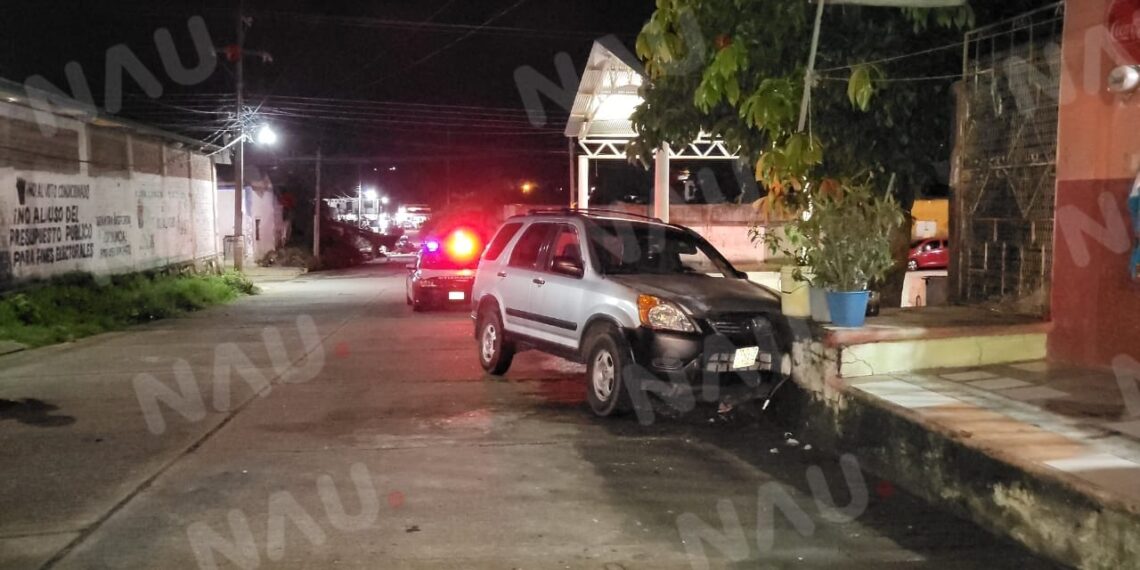 Camioneta termina arriba de un a baqueta en Tuzantán