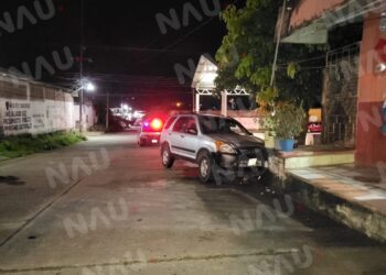 Camioneta termina arriba de un a baqueta en Tuzantán