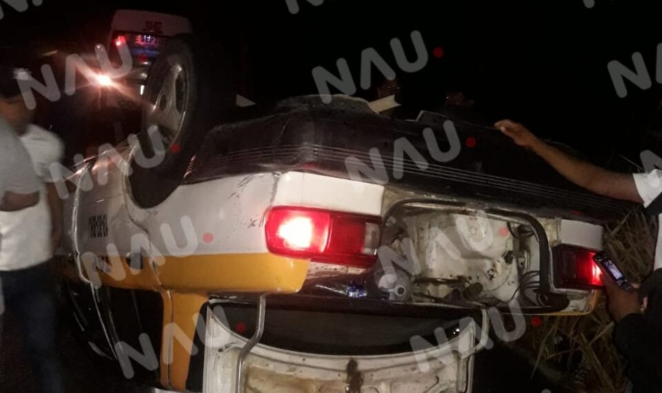 Vuelca taxi al estrellarse contra una vaca que cayó de un tráiler