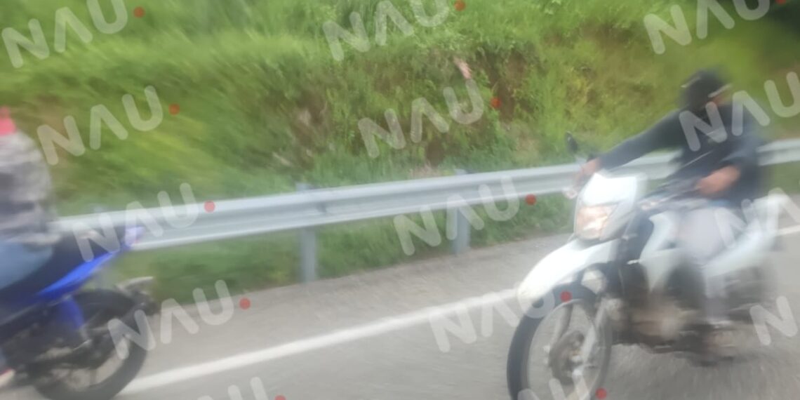 Con lujo de violencia se roban una motocicleta