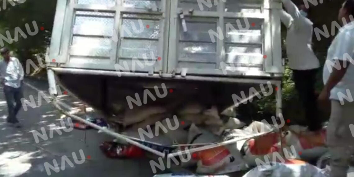 Vuelca camión de tres toneladas