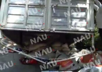 Vuelca camión de tres toneladas