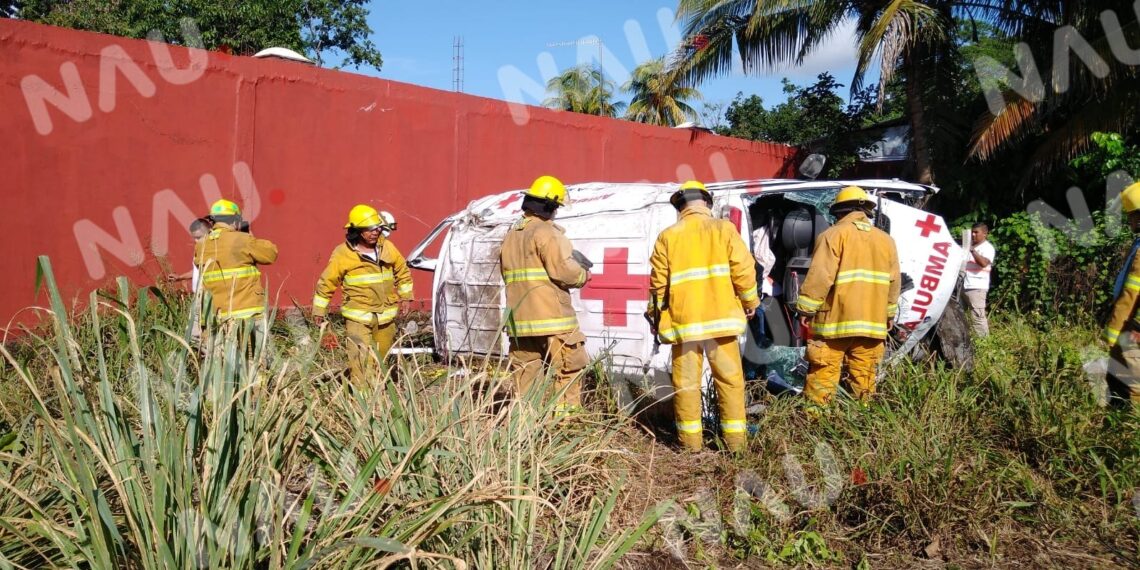Vuelca ambulancia de la cruz roja mexicana
