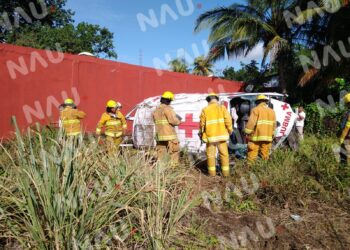 Vuelca ambulancia de la cruz roja mexicana