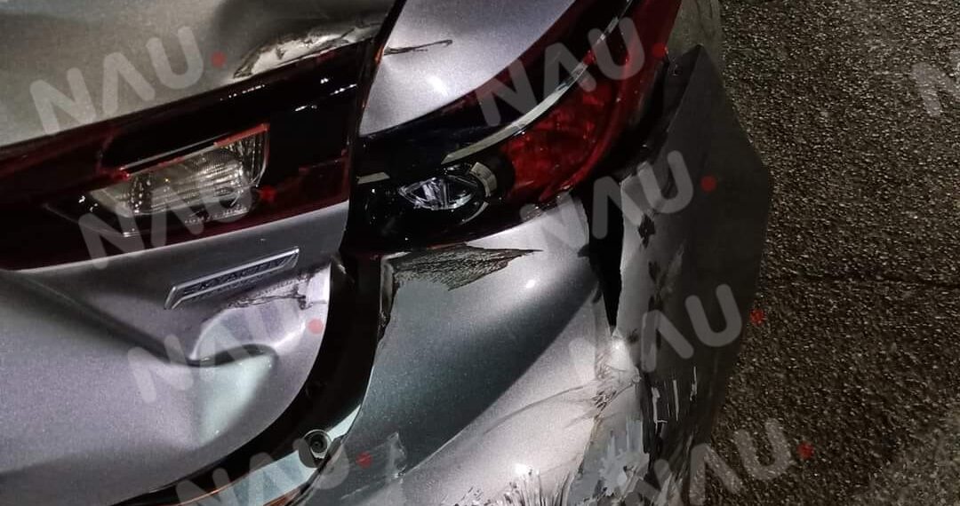 Chocan a vehículo estacionado