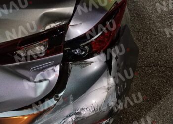 Chocan a vehículo estacionado