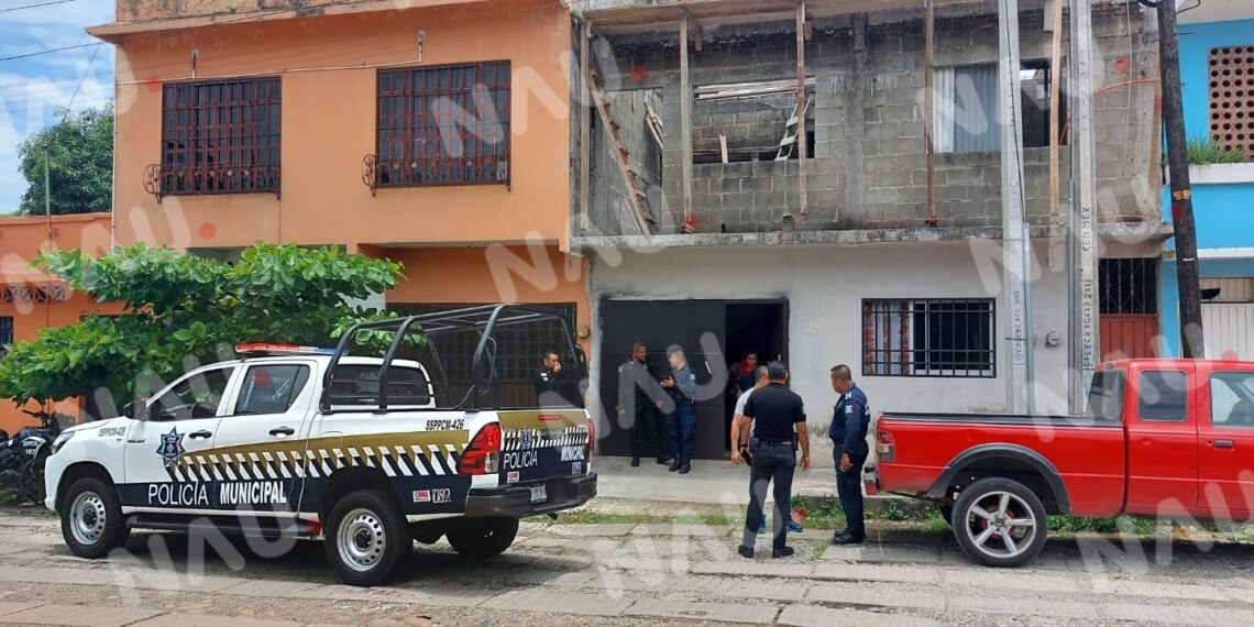 Una persona se lesiona al caer de una vivienda de dos pisos