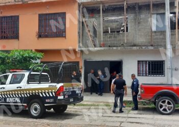 Una persona se lesiona al caer de una vivienda de dos pisos