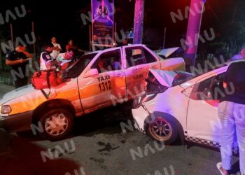 Dos lesionados al chocar vehículo particular y un taxi