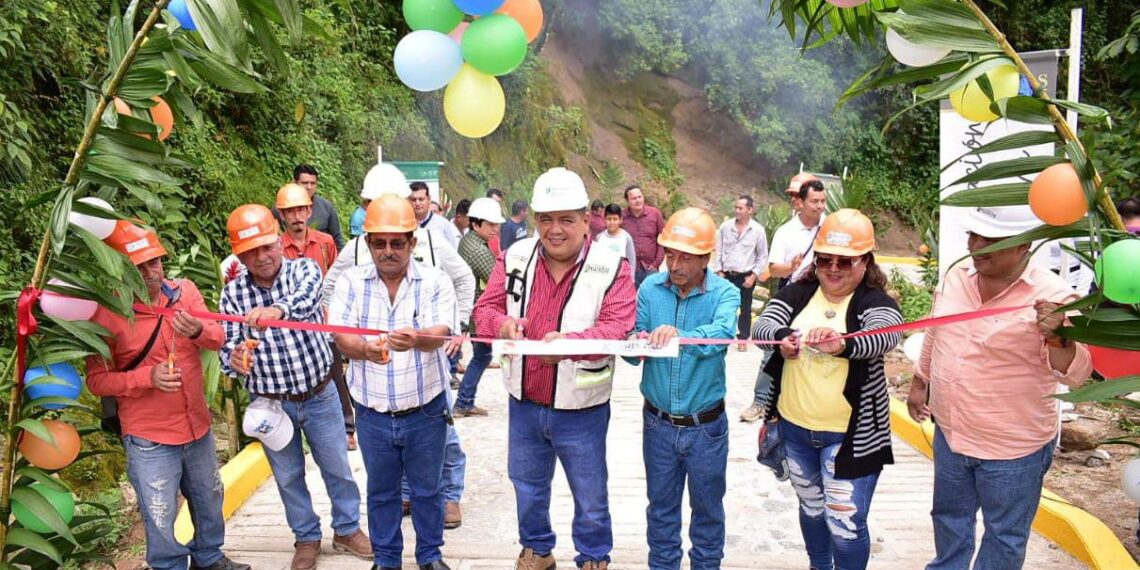 ALCALDE CARLOS EDUARDO SALAZAR GAM REALIZA 2 INAUGURACIONES DE OBRAS Y UN BANDERAZO DE INICIO DE OBRA EN LA PARTE ALTA DE HUIXTLA.