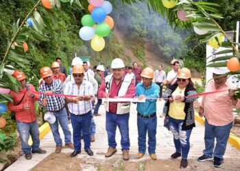 ALCALDE CARLOS EDUARDO SALAZAR GAM REALIZA 2 INAUGURACIONES DE OBRAS Y UN BANDERAZO DE INICIO DE OBRA EN LA PARTE ALTA DE HUIXTLA.
