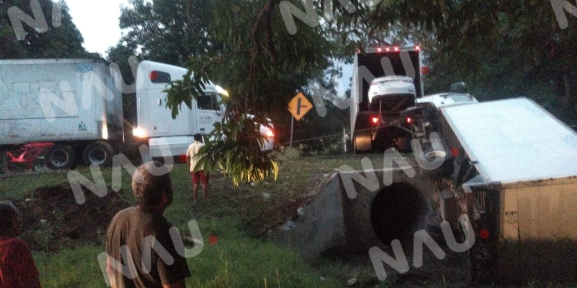 Vuelca camión de transmigrante