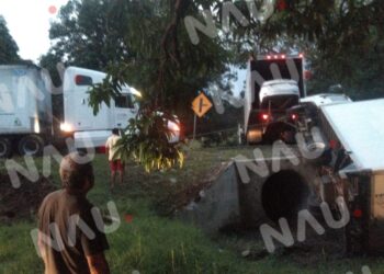 Vuelca camión de transmigrante