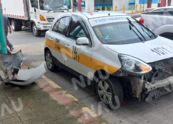 Patrulla contra taxi colisionan en cruce de semáforos