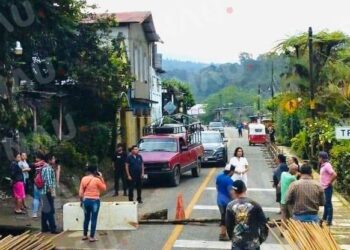 Bloquean carretera a Unión Juárez