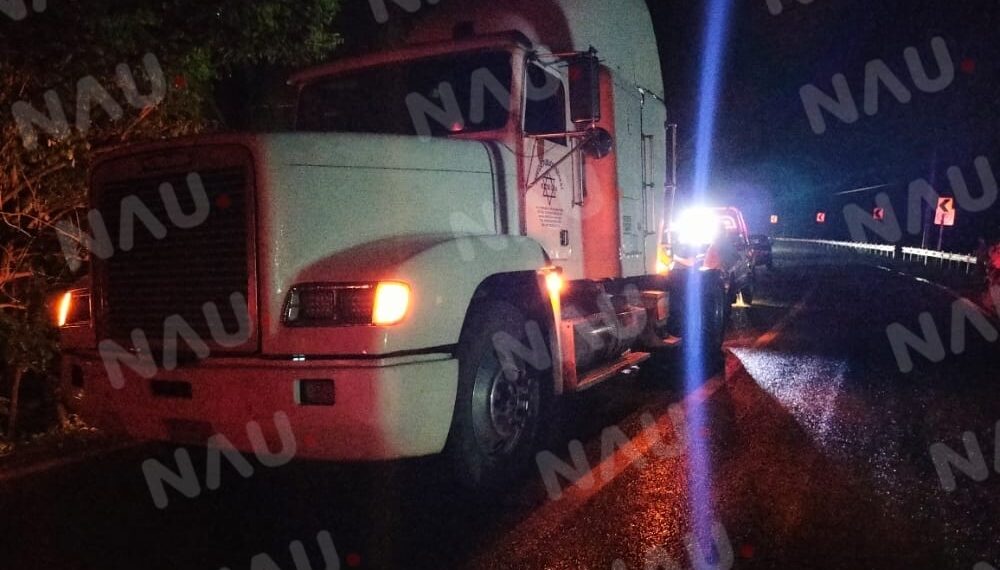 Caja seca cargado de plátanos vuelca en Jaritas