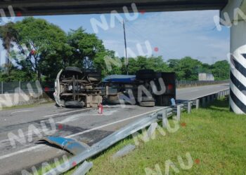 Vuelca pipa en el libramiento de HUIXTLA