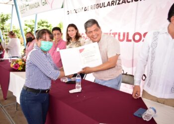 Carlos Eduardo Salazar Gam hace entrega de los títulos de propiedad a los habitantes de colonia “Juquila” y “Amanda Gam” en Huixtla.