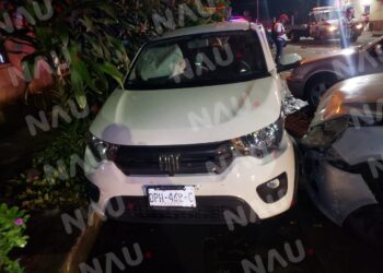 Chocó contra dos carros estacionados