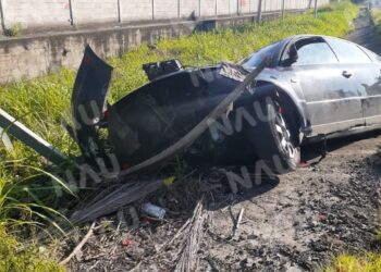 Un vehículo fue abandonado luego de accidentarse sobre la carretera Tapachula Puerto Madero