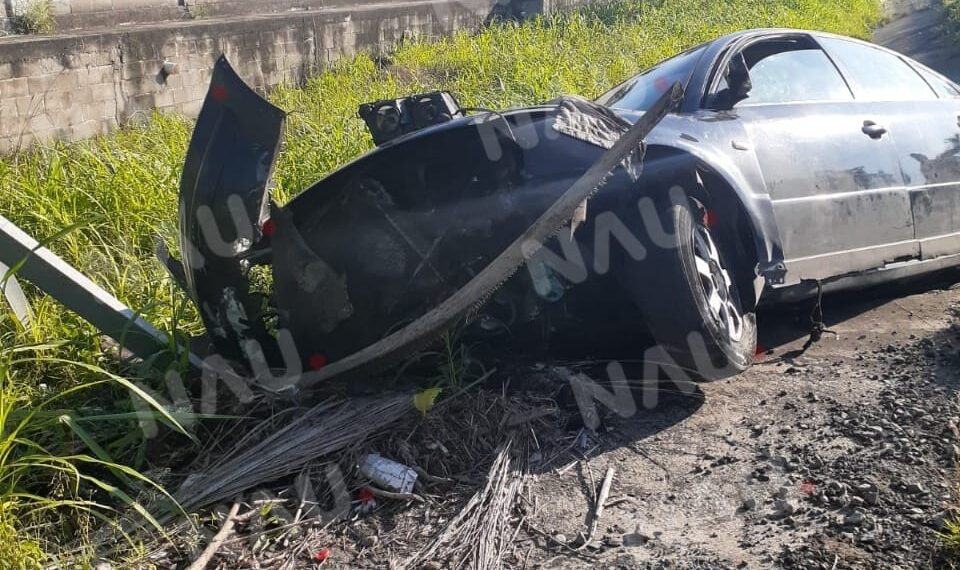 Un vehículo fue abandonado luego de accidentarse sobre la carretera Tapachula Puerto Madero