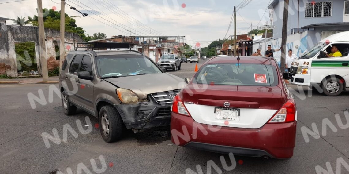Taxi foráneo se pasó la vía de preferencia y ocasionó accidente