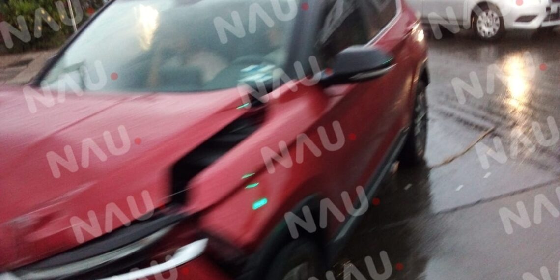 Semáforo descompuesto ocasiona accidente