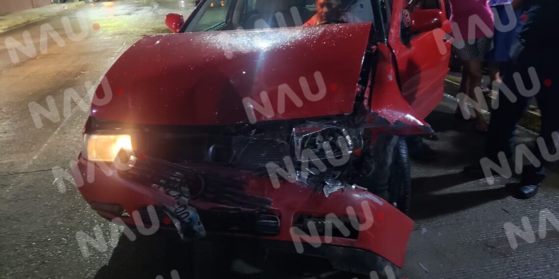 En la joya; conductor choca contra vehículo estacionado