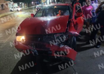 En la joya; conductor choca contra vehículo estacionado