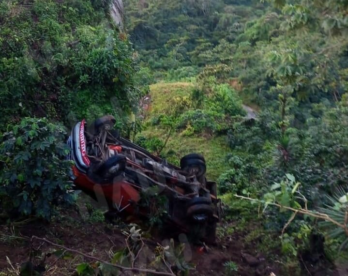Confirman volcadura de un camión de 3 toneladas en la sierra de MOTOZINTLA