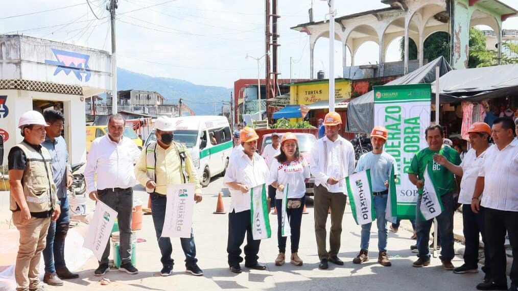 Alcalde Carlos Eduardo Salazar Gam, da banderazo de arranque de la obra de construcción de banquetas en la Av. Central.