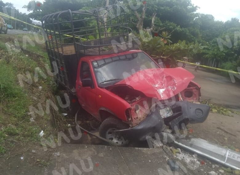 Accidente deja daños por miles de pesos