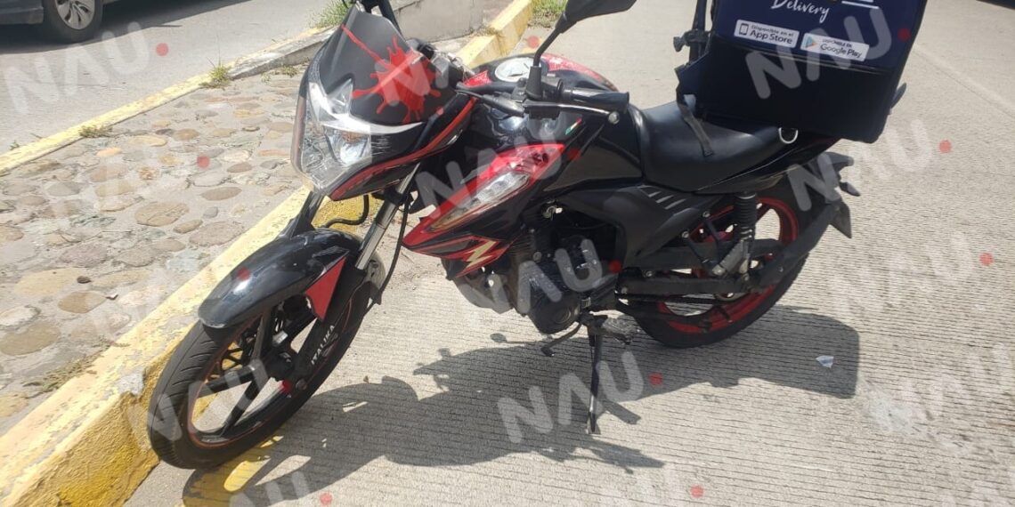 Motocicleta choca contra vehículo frente al internado