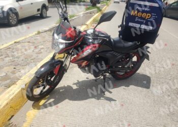 Motocicleta choca contra vehículo frente al internado