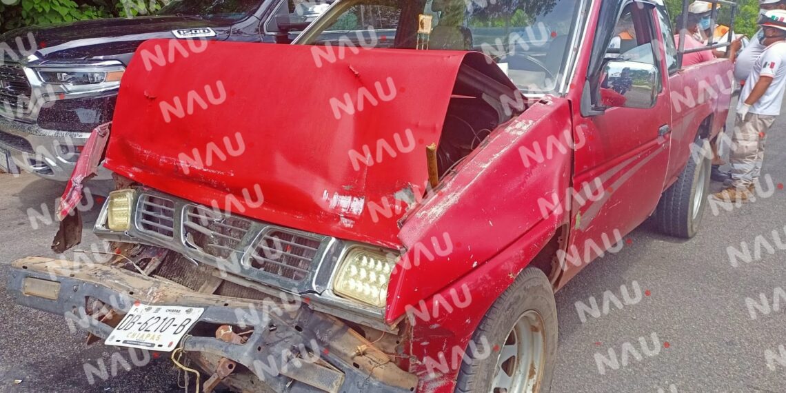 Solo daños deja choque de camioneta contra camión de pasaje