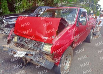 Solo daños deja choque de camioneta contra camión de pasaje