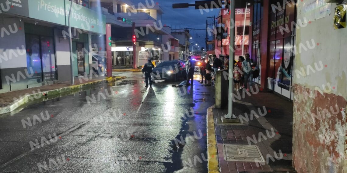 Automóvilista atropella a femenina