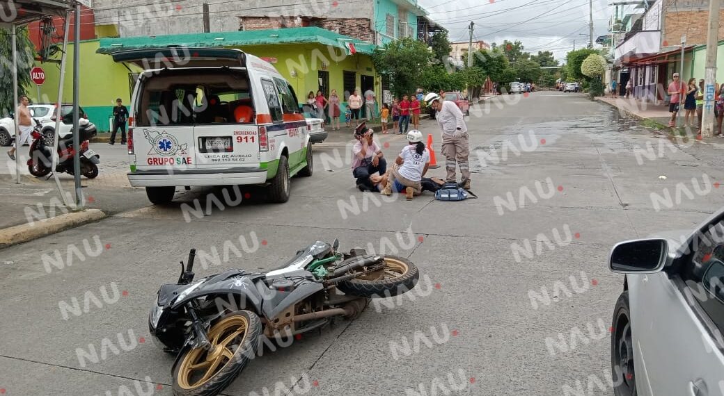 Joven mujer resultó con lesiones al ser arrollada en su motocicleta