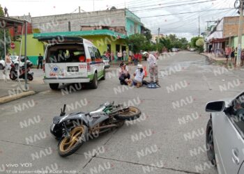 Joven mujer resultó con lesiones al ser arrollada en su motocicleta