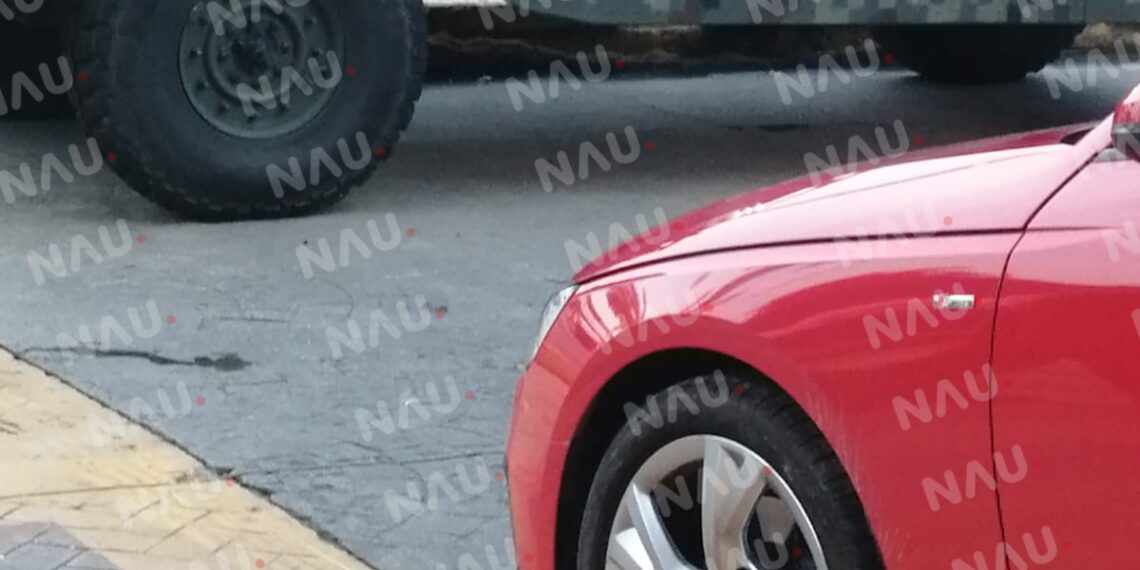 Conductor de automóvil chocó contra la llanta de una Hummer de 4° Regimiento