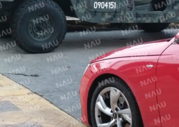 Conductor de automóvil chocó contra la llanta de una Hummer de 4° Regimiento