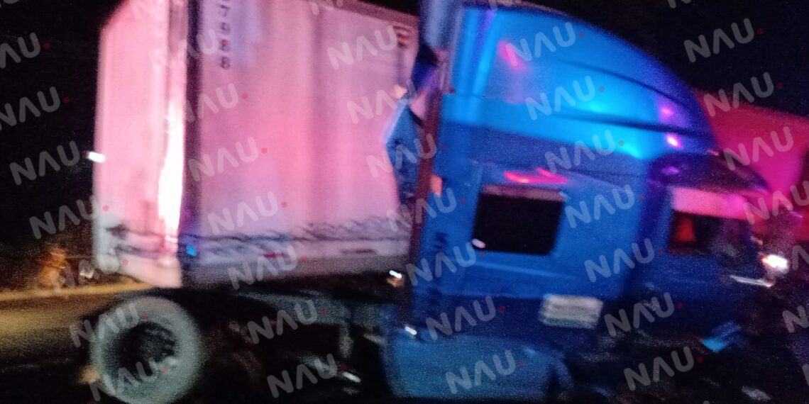 Conductor del tráiler pierde control del volante y se estrelló en el muro de contención