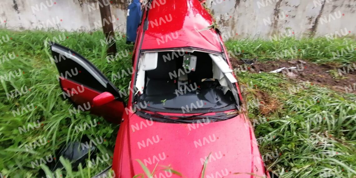 Camioneta se sale de la carretera