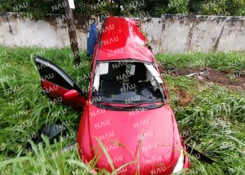 Camioneta se sale de la carretera