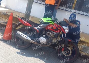 Imprudente motociclista se impacta contra automóvil