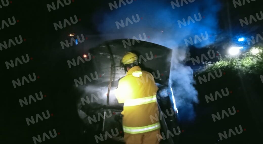 Se incendia vehículo en la colonia Campestre