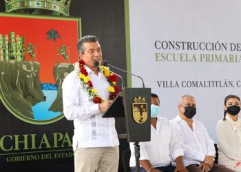 En Villa Comaltitlán, Rutilio Escandón inaugura espacios educativos de la Primaria 13 de Enero